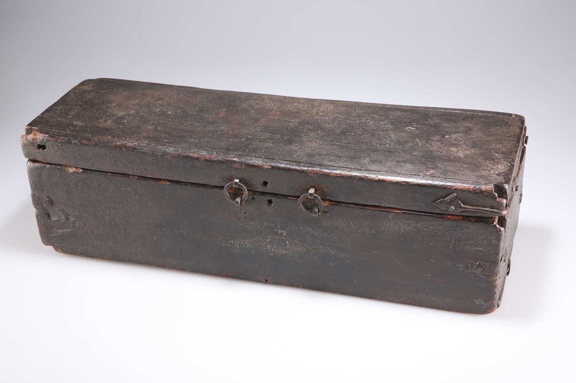 AN 18TH CENTURY PAINTED PINE BOX, POSSIBLY FOR A SCROLL - Image 2 of 3