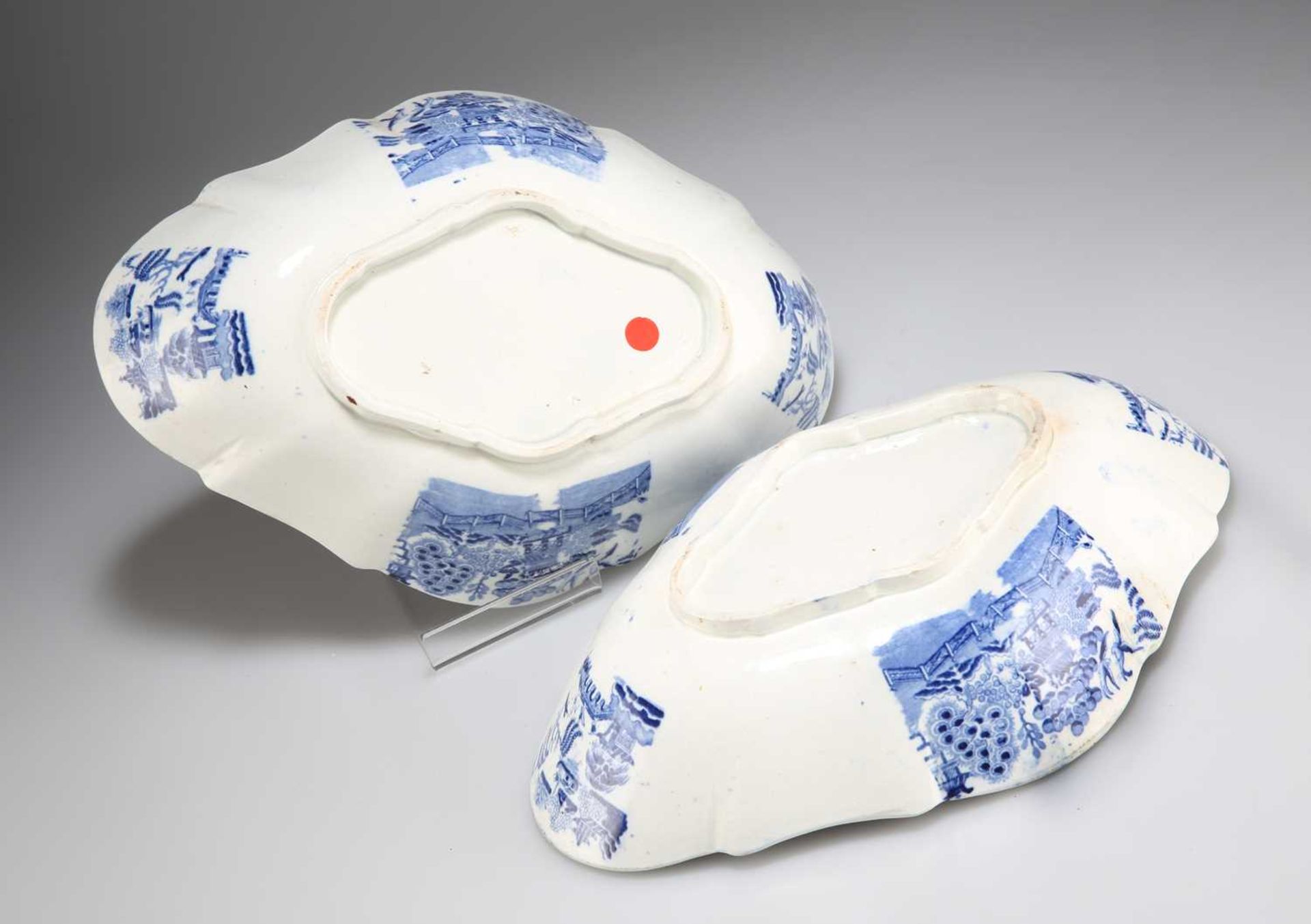 A PAIR OF ENGLISH BLUE TRANSFER-PRINTED PEARLWARE TABLE DISHES - Image 2 of 2