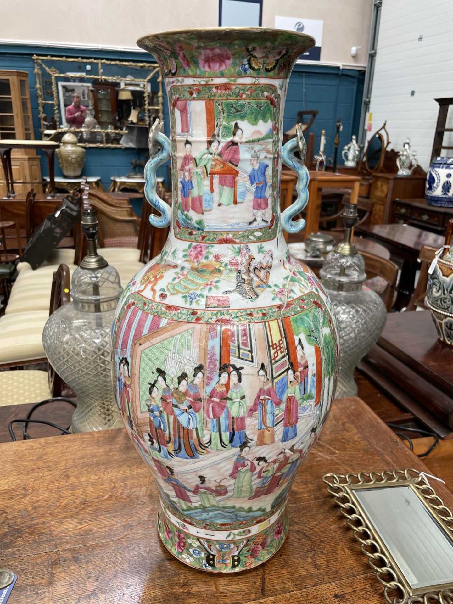 A CANTONESE LARGE FAMILLE ROSE VASE, EARLY 19TH CENTURY - Bild 5 aus 6