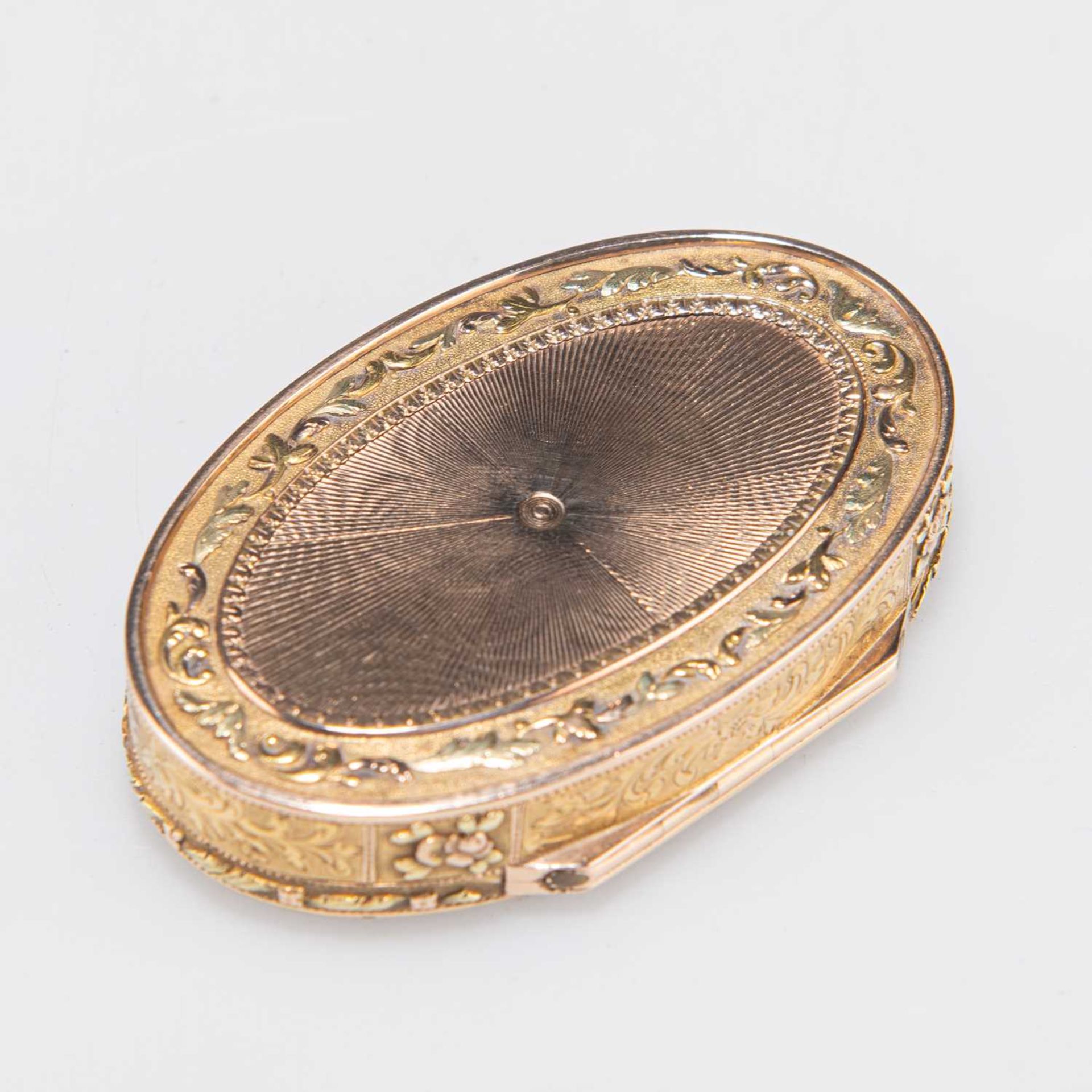 A FINE 18TH CENTURY FRENCH TRI-COLOUR GOLD BOX, CIRCA 1790 - Image 2 of 2