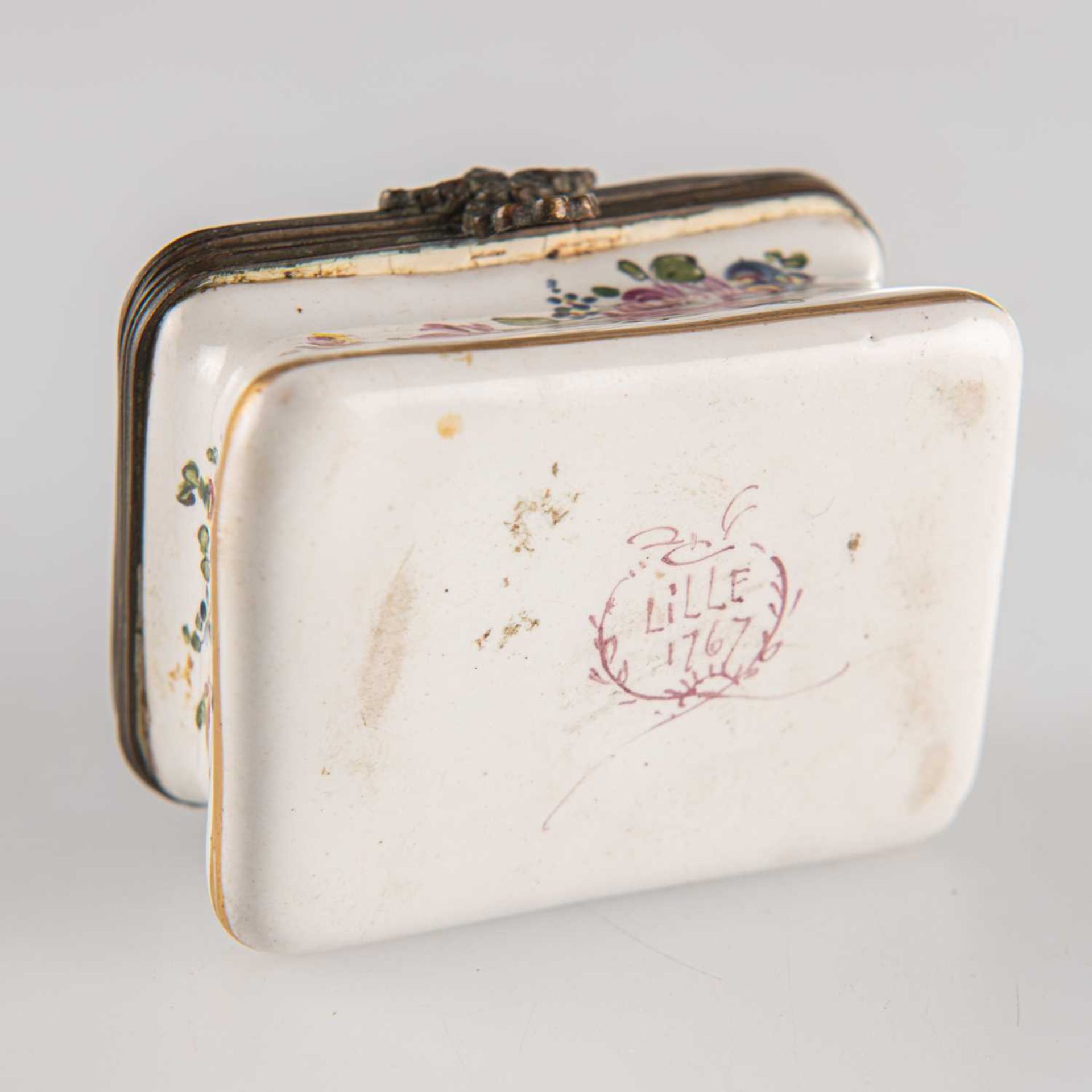 A CONTINENTAL FAÏENCE SNUFF BOX, 19TH CENTURY - Image 2 of 2