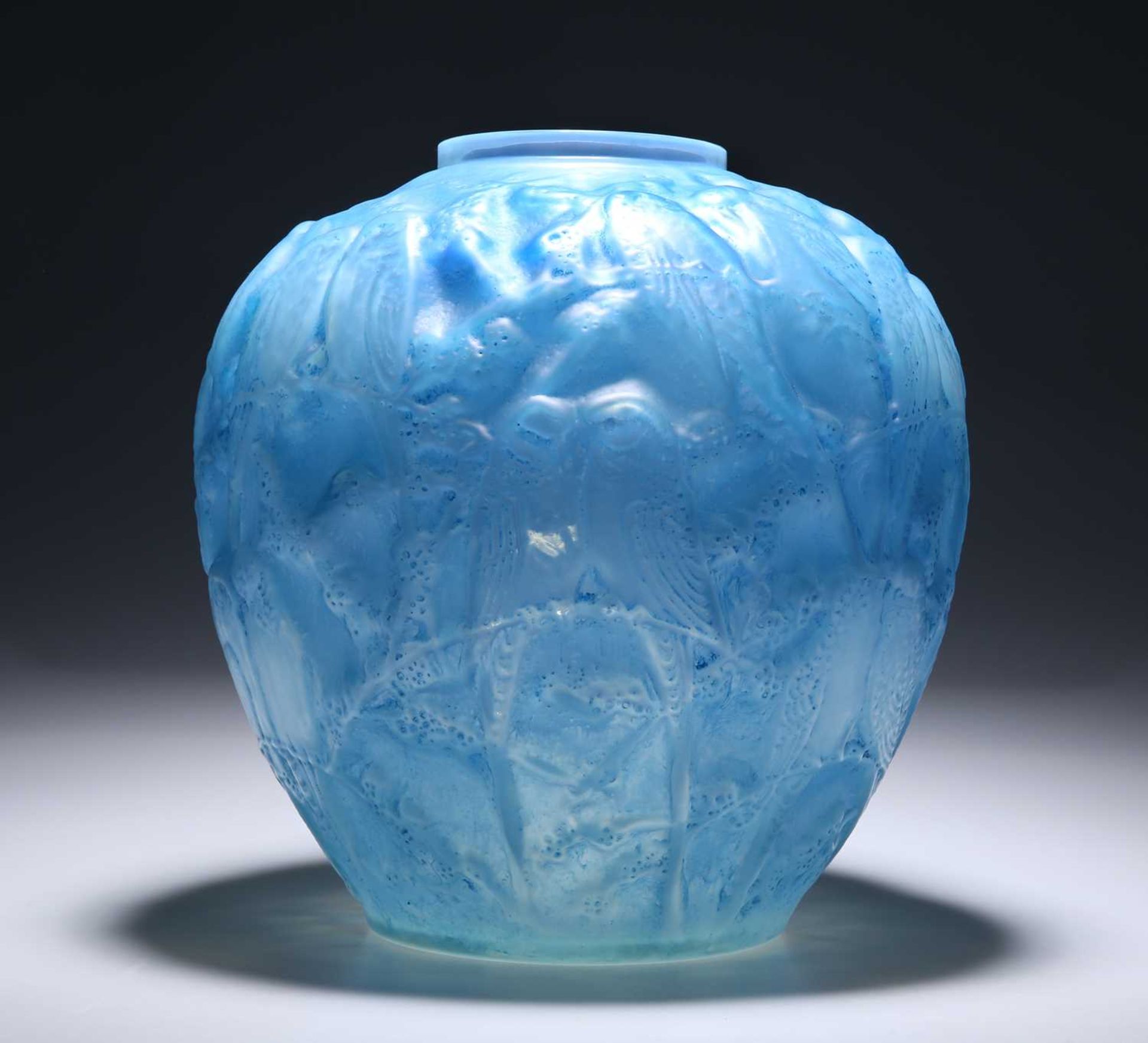 RENÉ LALIQUE (FRENCH, 1860-1945), A 'PERRUCHES' VASE, CIRCA 1919 - Bild 4 aus 10