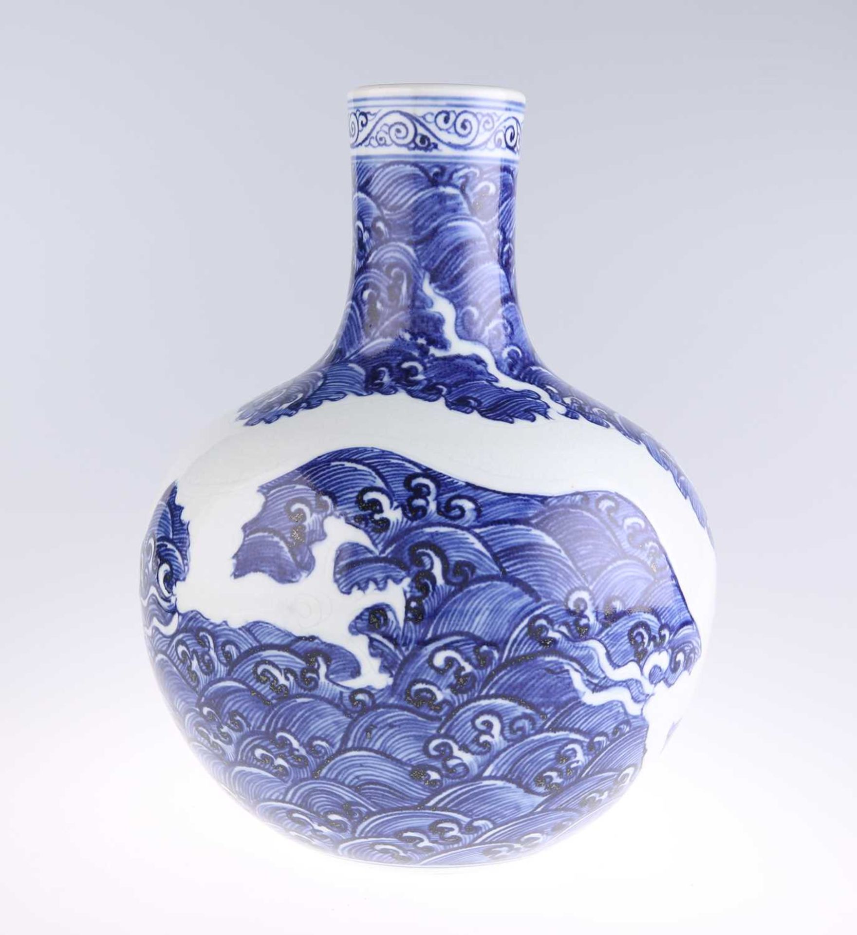 A CHINESE LARGE BLUE AND WHITE 'DRAGON' VASE - Image 2 of 4