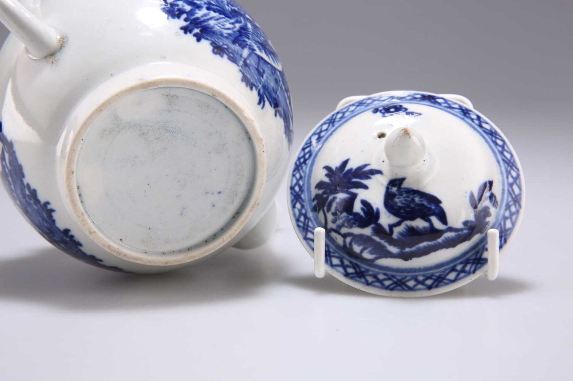 A JOHN PENNINGTON LIVERPOOL BLUE AND WHITE TEAPOT AND COVER, CIRCA 1770-80 - Bild 3 aus 3