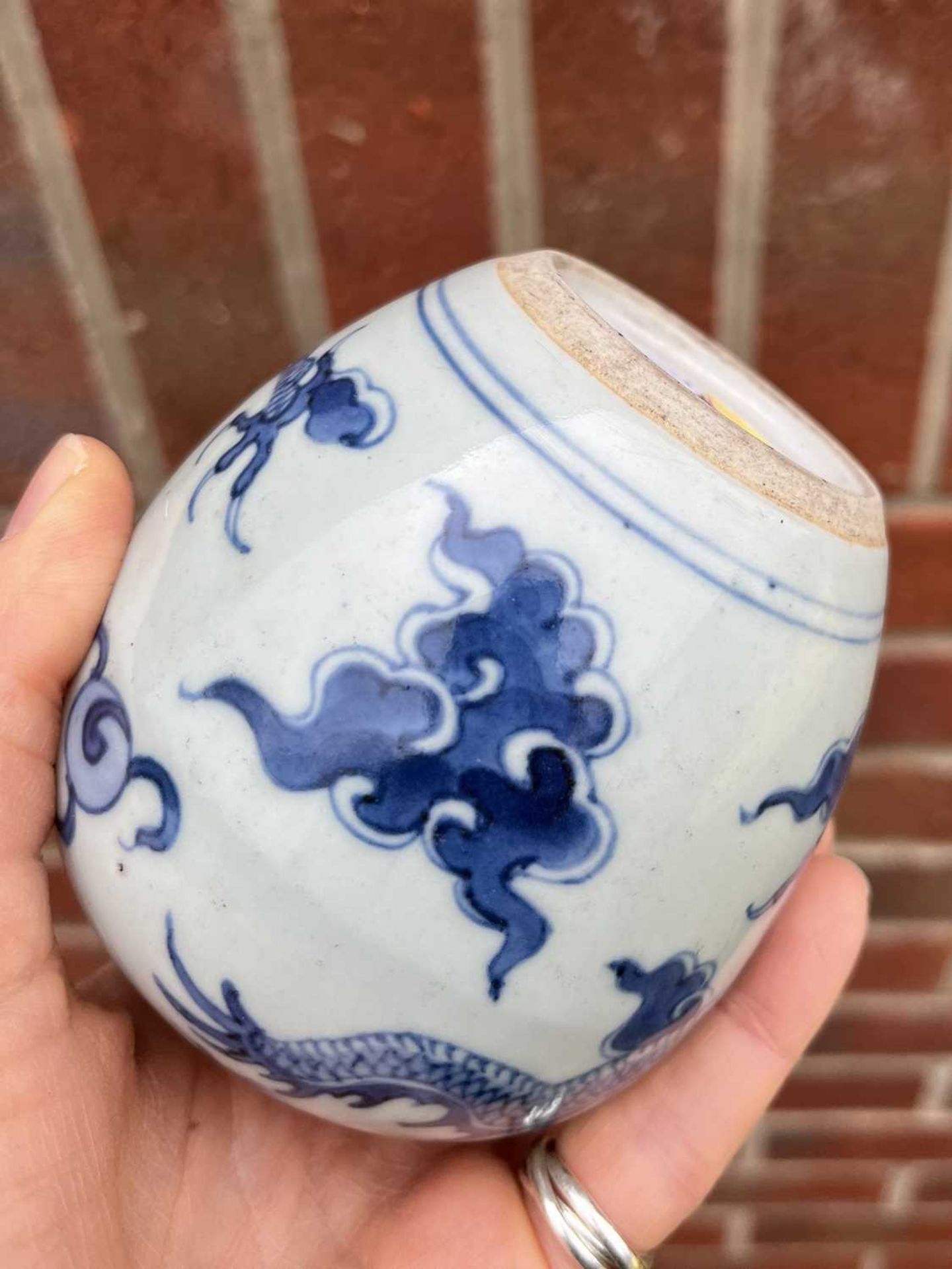 A CHINESE BLUE AND WHITE DRAGON JAR - Bild 7 aus 7