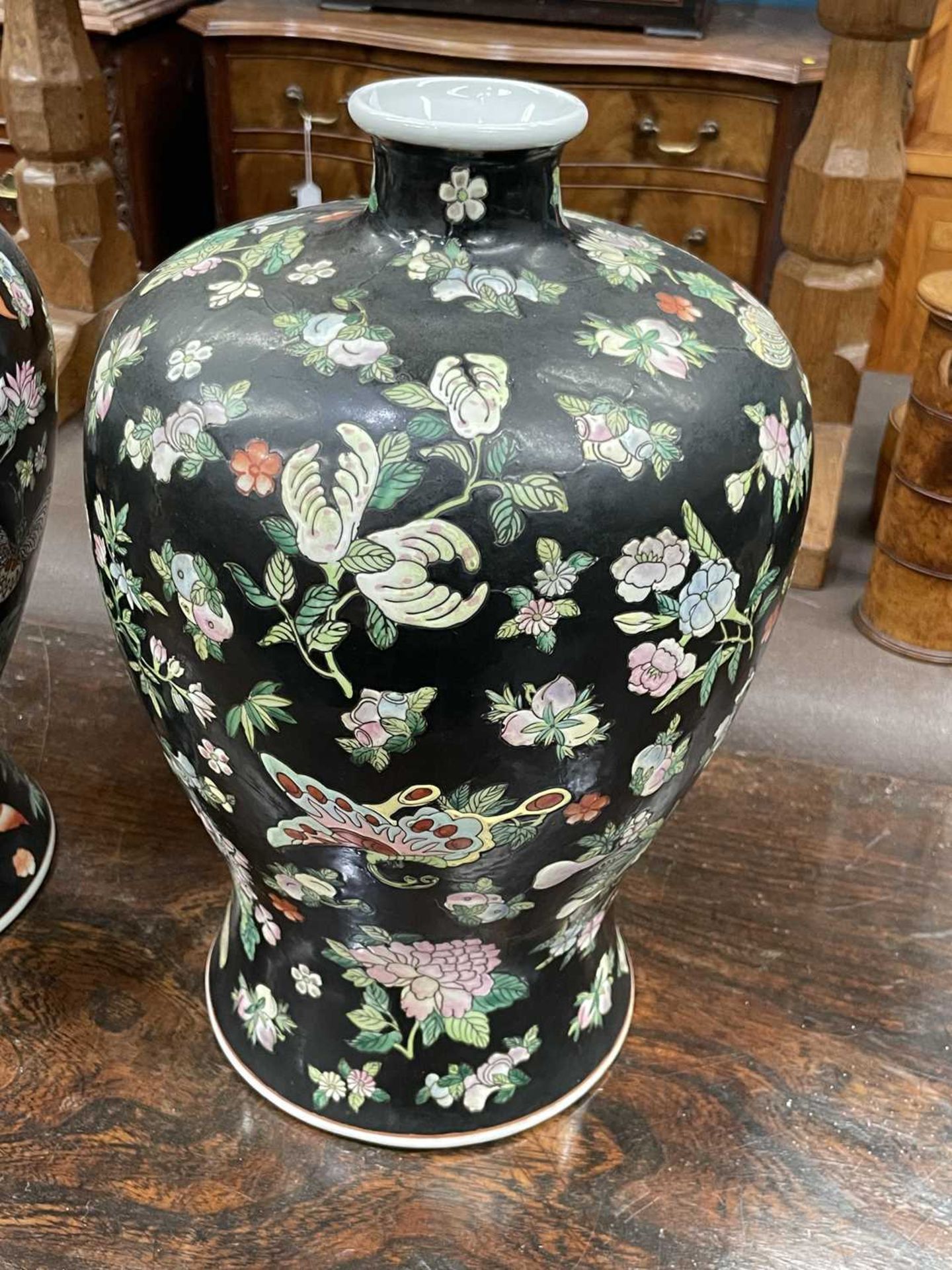 A PAIR OF CHINESE FAMILLE NOIR VASES - Bild 7 aus 8