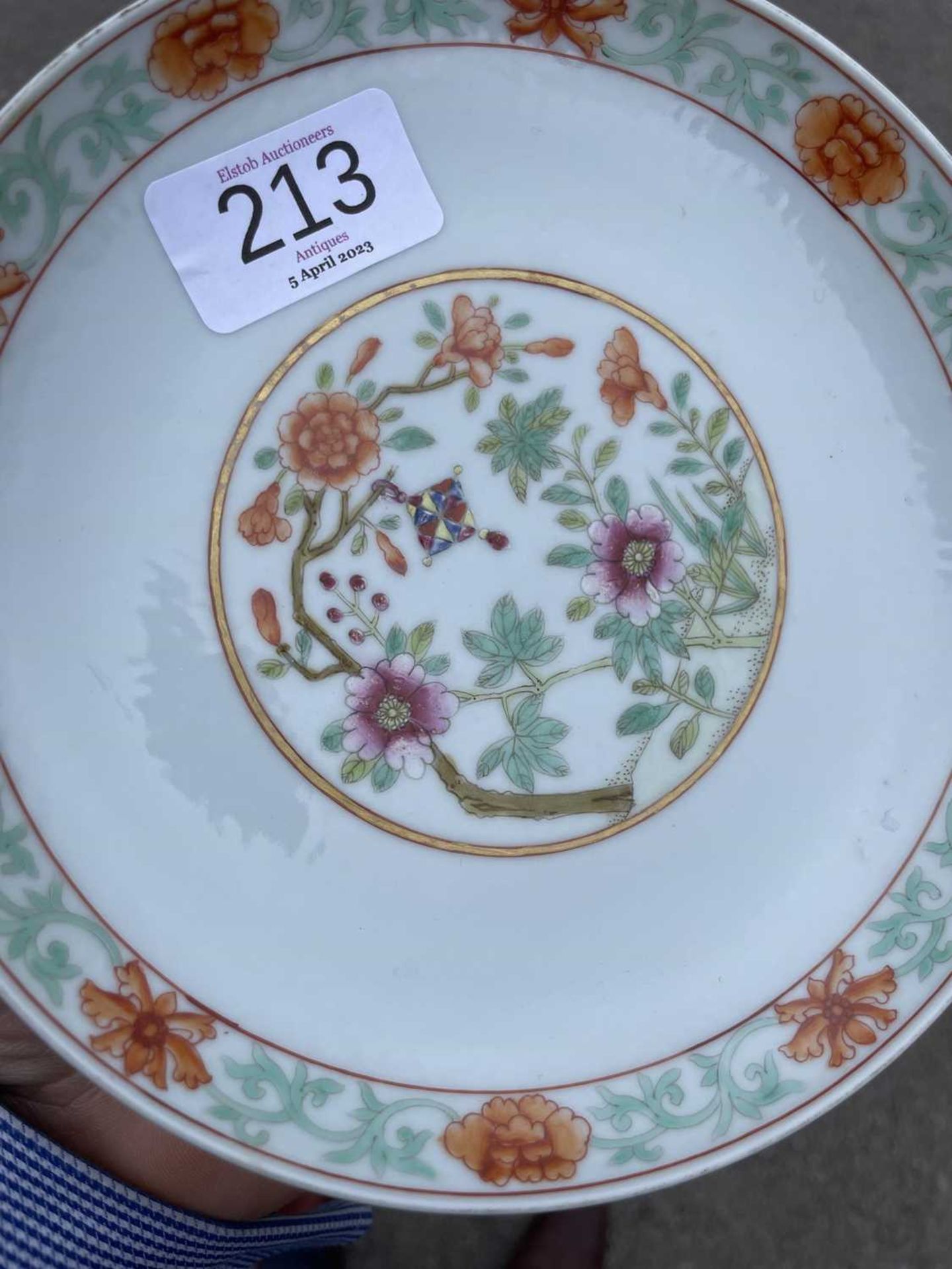 A CHINESE FAMILLE ROSE SAUCER DISH - Bild 3 aus 8