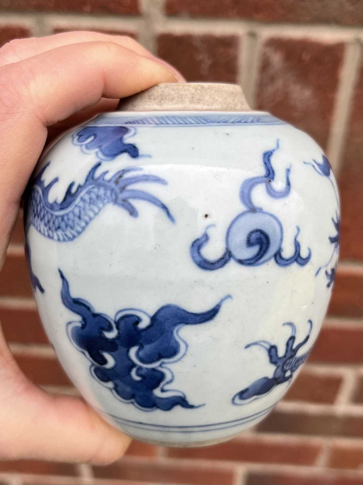 A CHINESE BLUE AND WHITE DRAGON JAR - Bild 5 aus 7