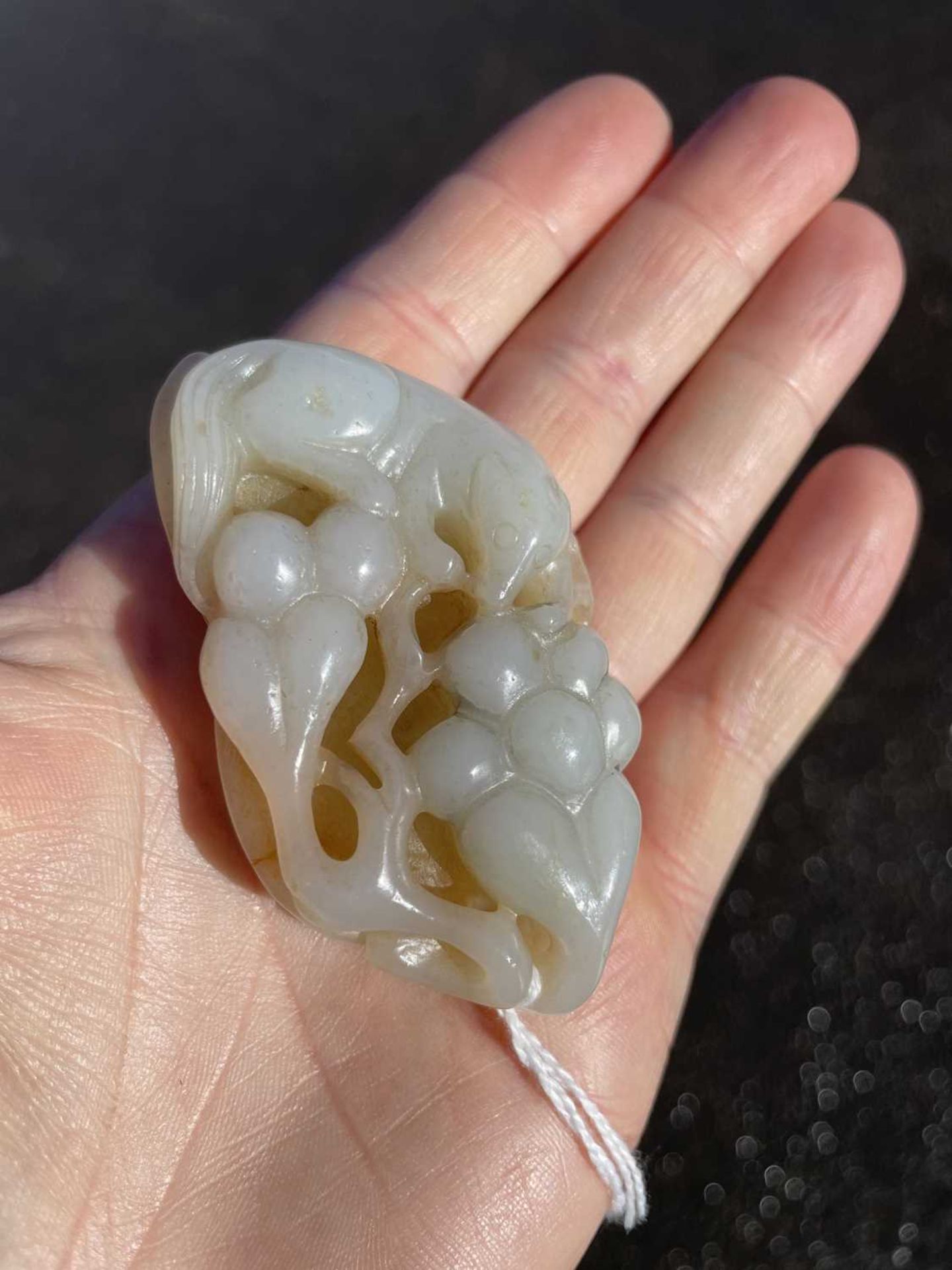 A CHINESE JADE GROUP OF A SQUIRREL AND GRAPEVINE - Bild 6 aus 6