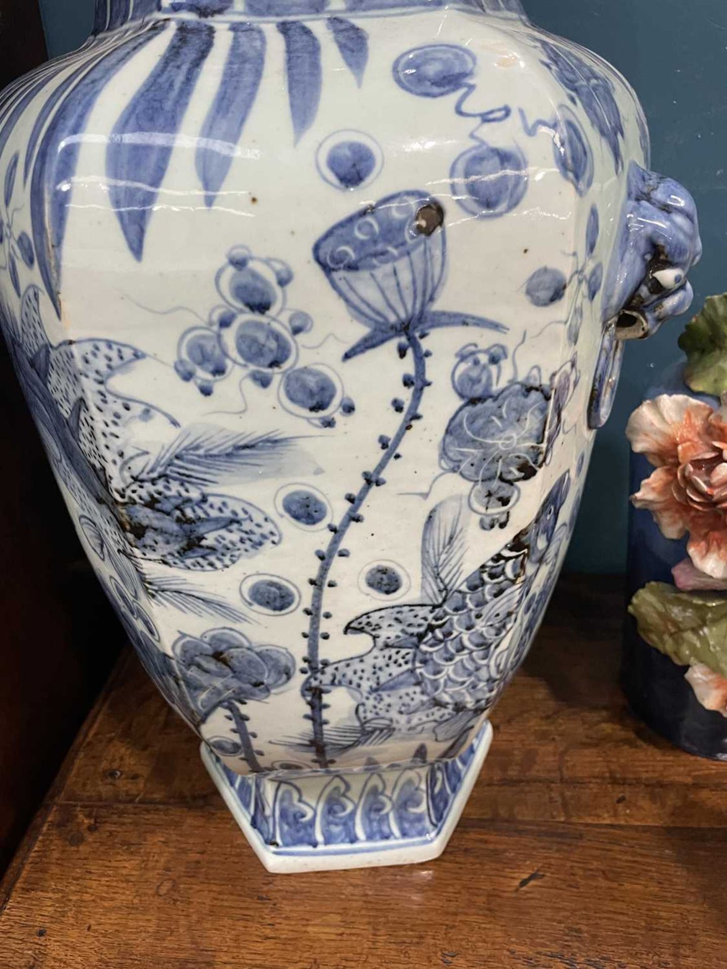 A LARGE PAIR OF CHINESE BLUE AND WHITE VASES AND COVERS - Image 8 of 9