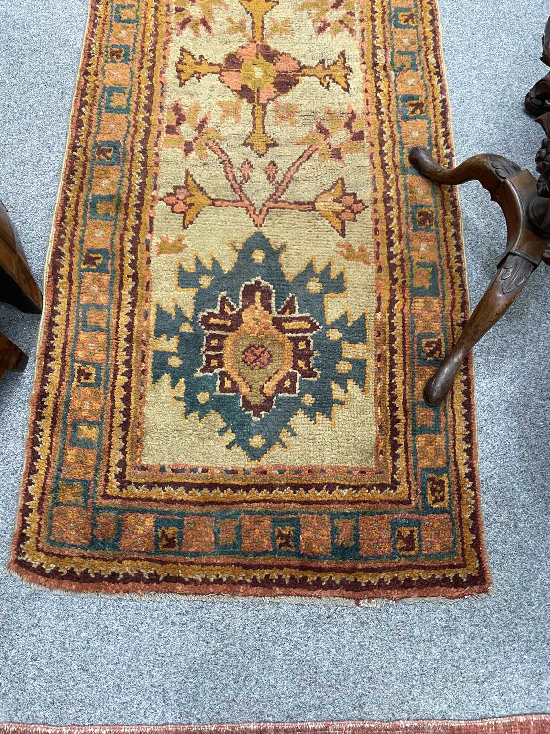 AN ANTIQUE OUSHAK RUNNER - Image 5 of 7