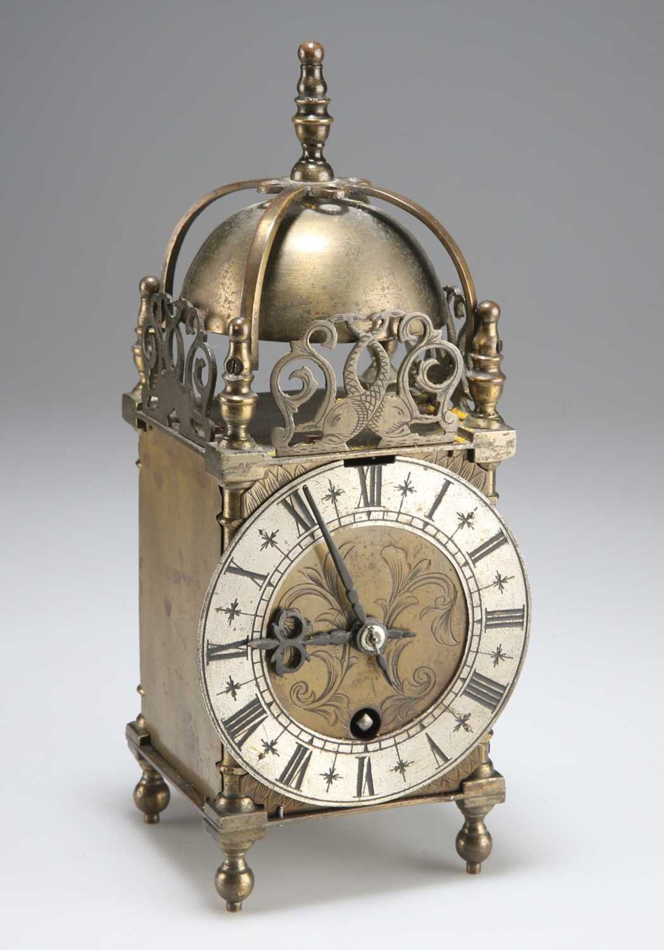 A 17TH CENTURY STYLE BRASS LANTERN CLOCK, CIRCA 1900