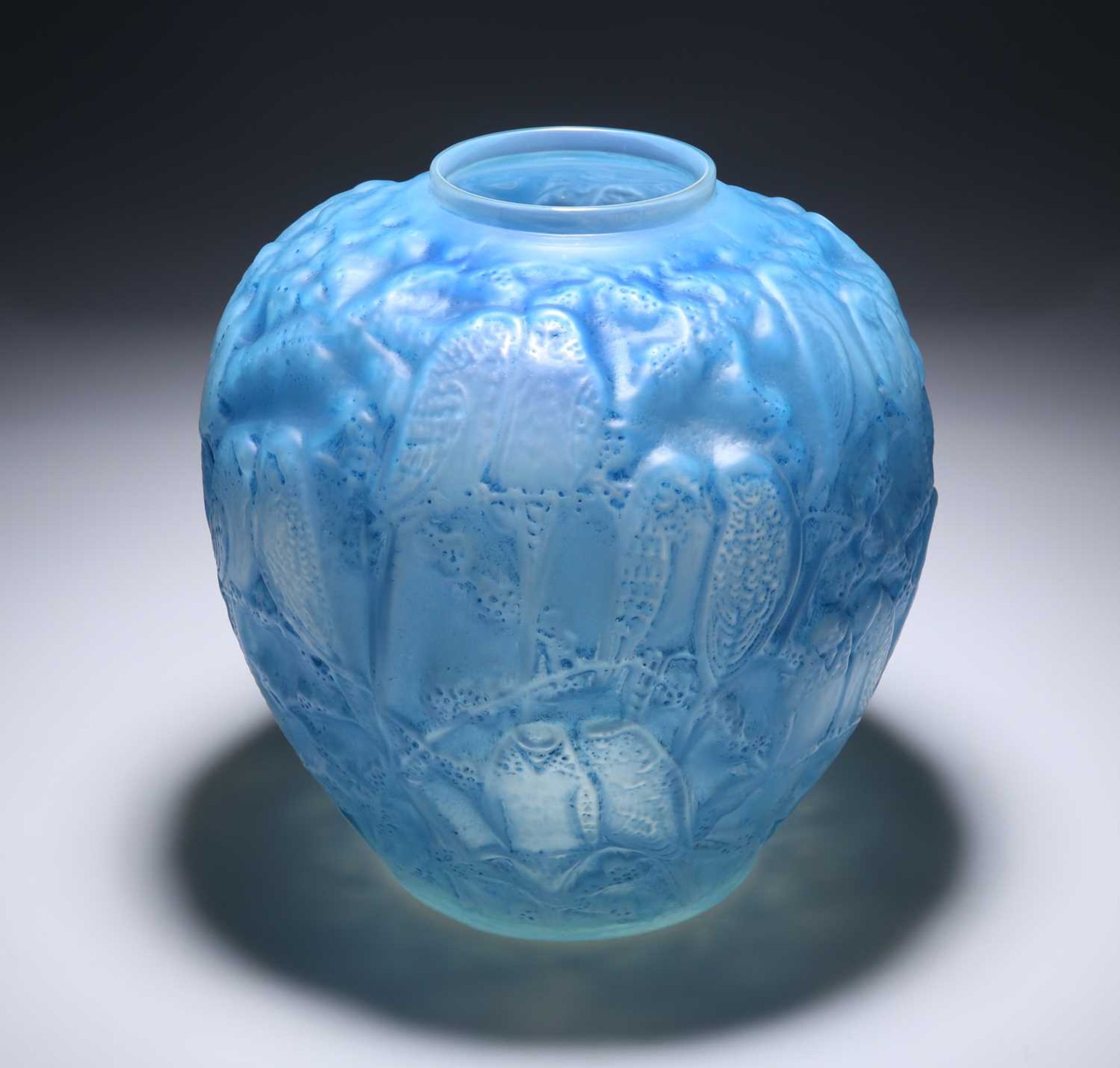 RENÉ LALIQUE (FRENCH, 1860-1945), A 'PERRUCHES' VASE, CIRCA 1919 - Bild 3 aus 10