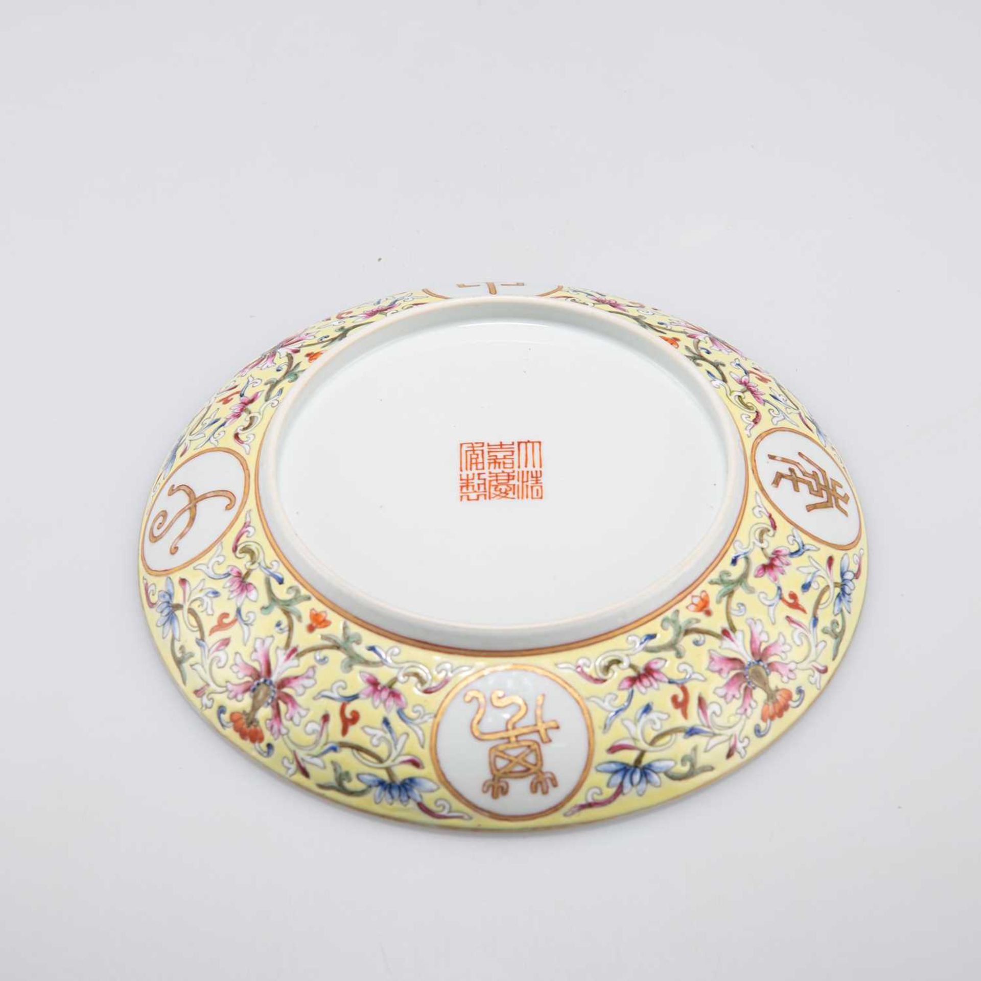 A CHINESE FAMILLE ROSE SAUCER DISH - Bild 2 aus 8