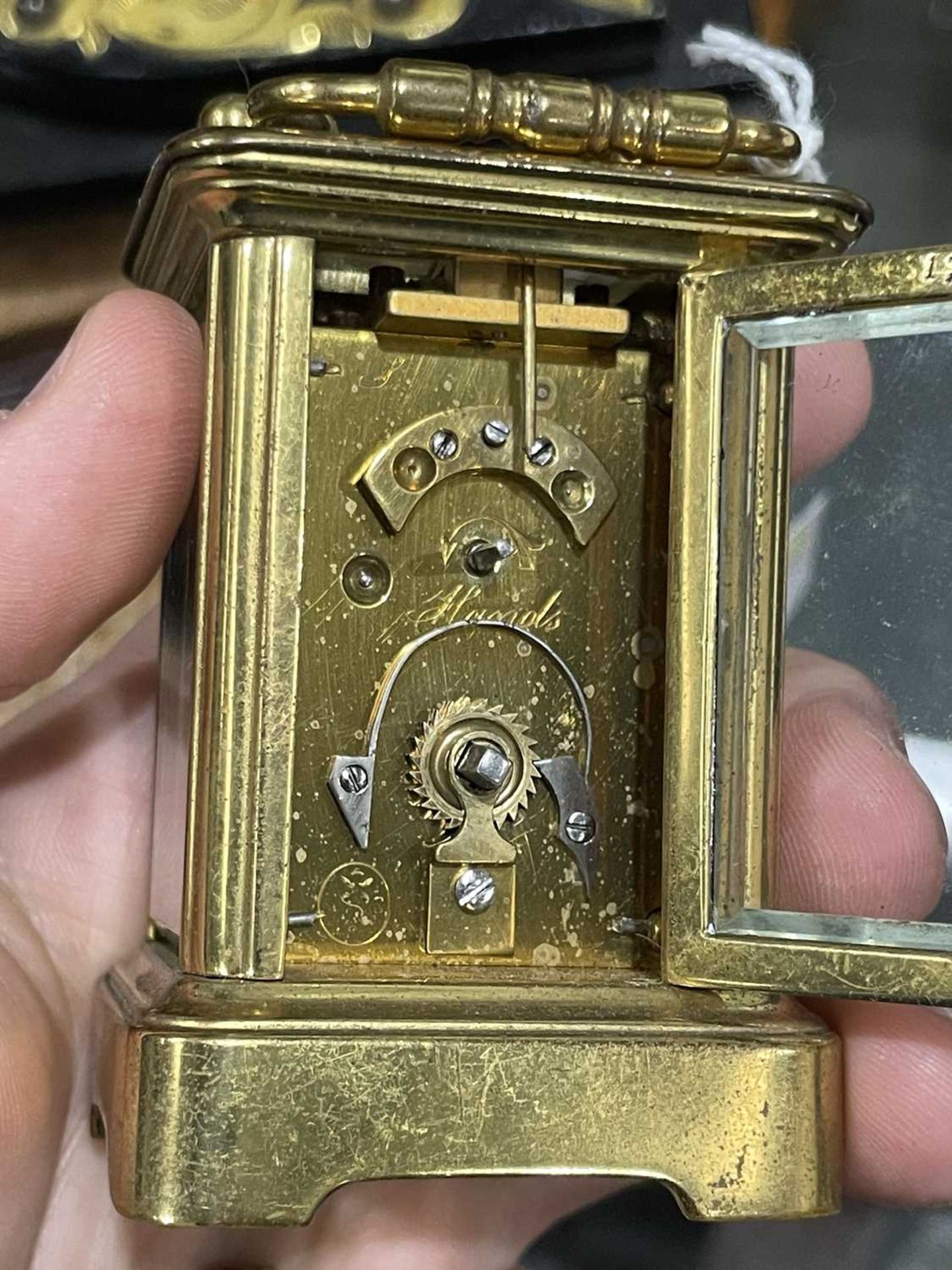 A BRASS-CASED MINIATURE CARRIAGE CLOCK - Bild 3 aus 3