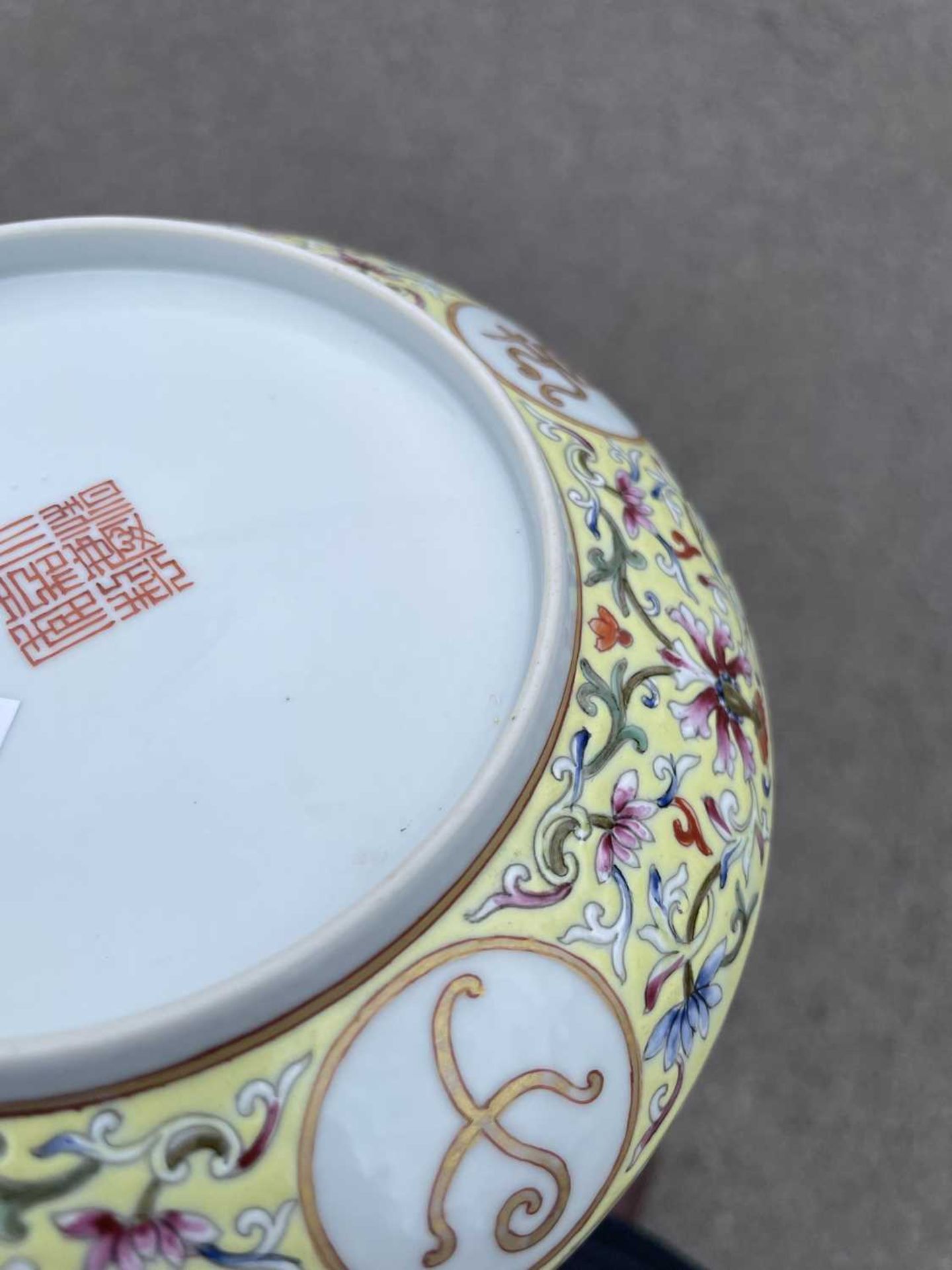 A CHINESE FAMILLE ROSE SAUCER DISH - Bild 5 aus 8