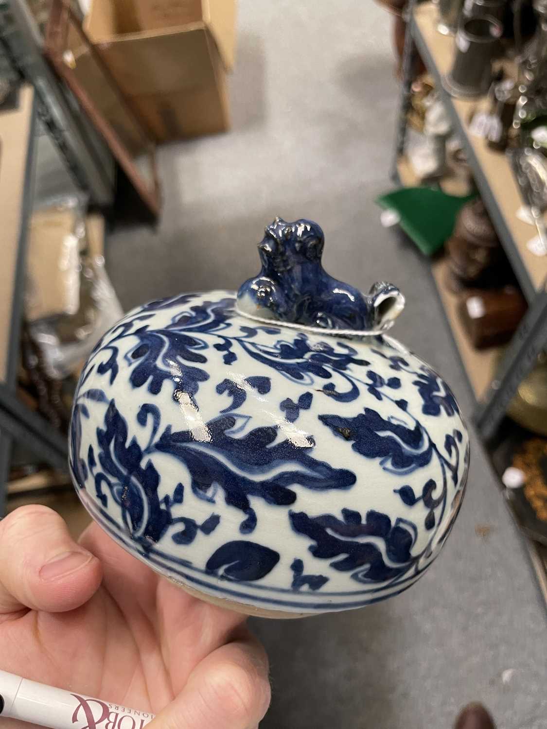 A 19TH CENTURY CHINESE BLUE AND WHITE VASE AND COVER - Image 3 of 7