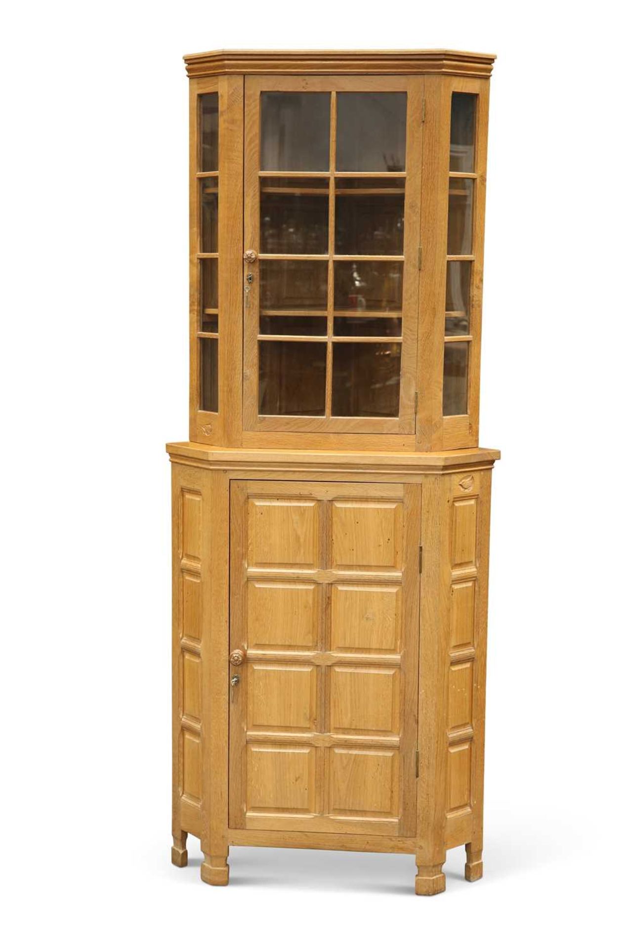 BOB HUNTER, A WRENMAN OAK STANDING CORNER CUPBOARD, CIRCA 1980S