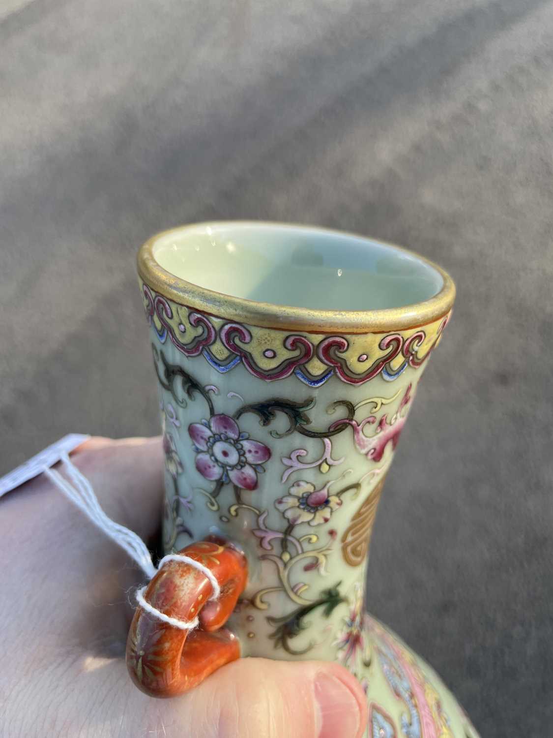 A CHINESE FAMILLE ROSE ENAMEL VASE - Image 9 of 11