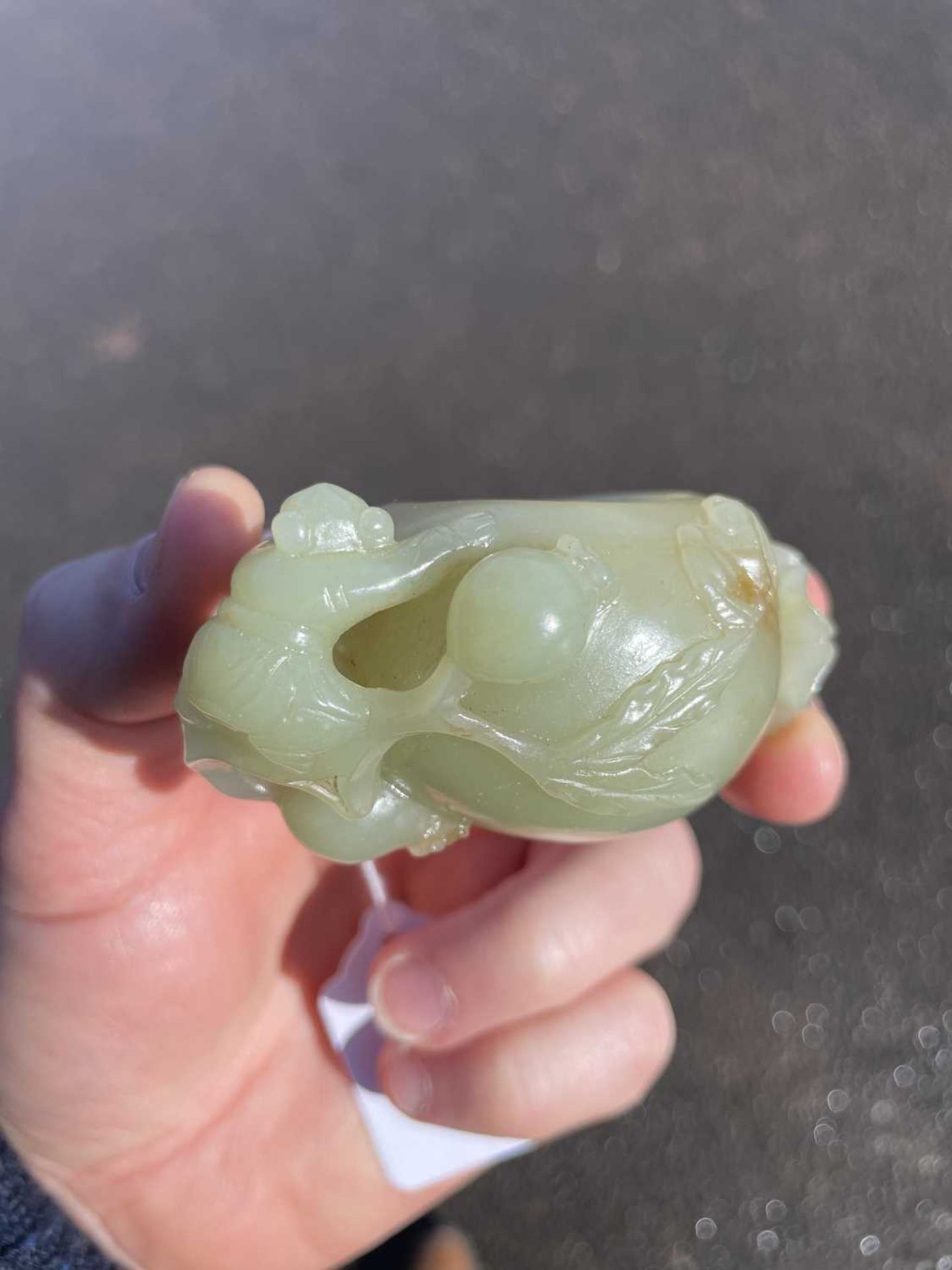 A CHINESE JADE 'PEACH' BRUSHWASHER - Bild 6 aus 8