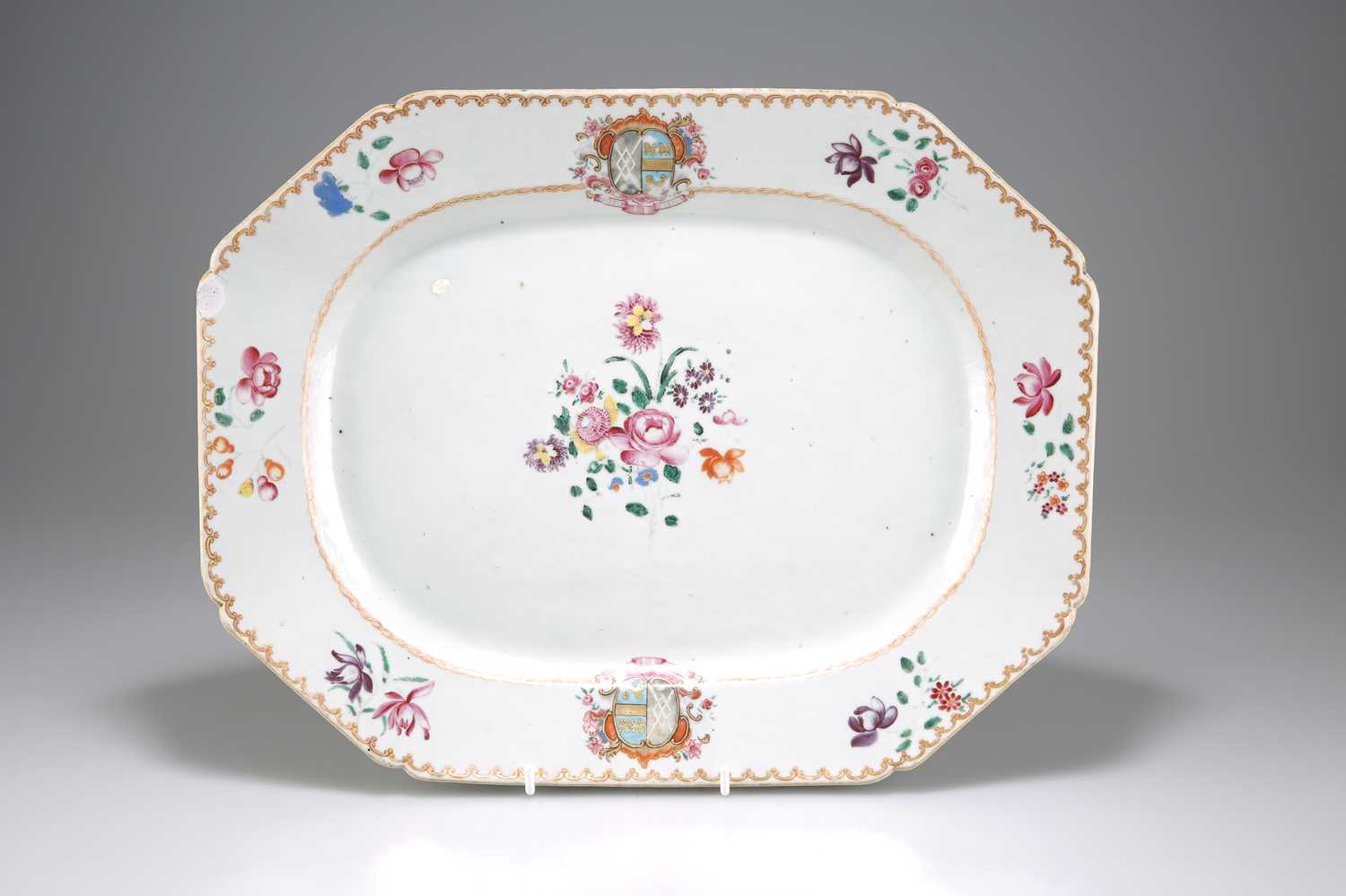 A CHINESE ARMORIAL PORCELAIN PLATTER, QIANLONG, CIRCA 1755