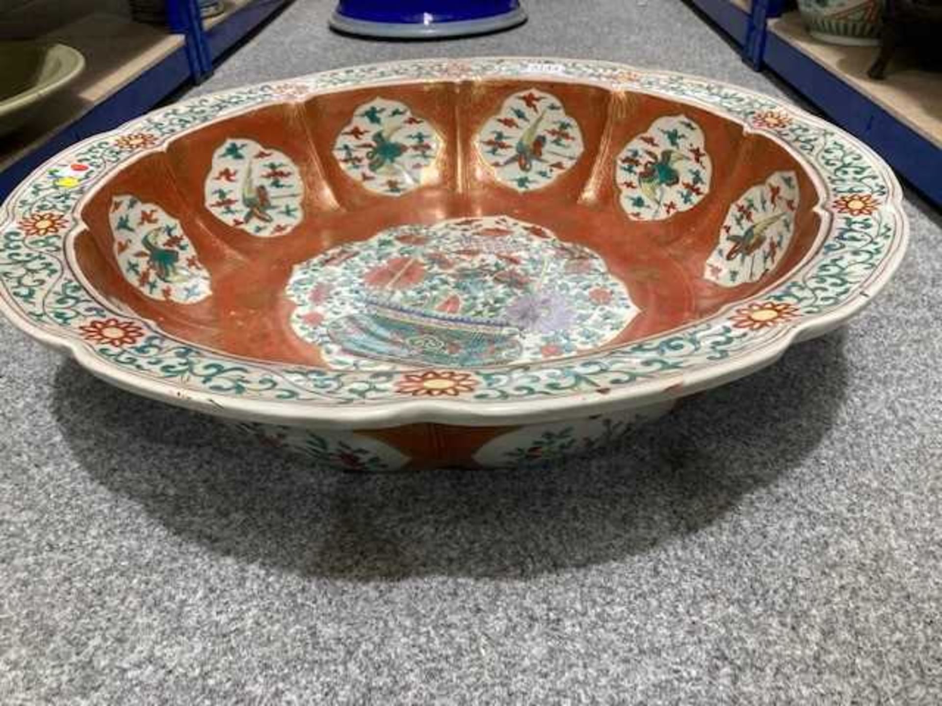 A CHINESE LARGE FAMILLE VERTE BASIN, POSSIBLY FOR THE JAPANESE MARKET - Bild 6 aus 17