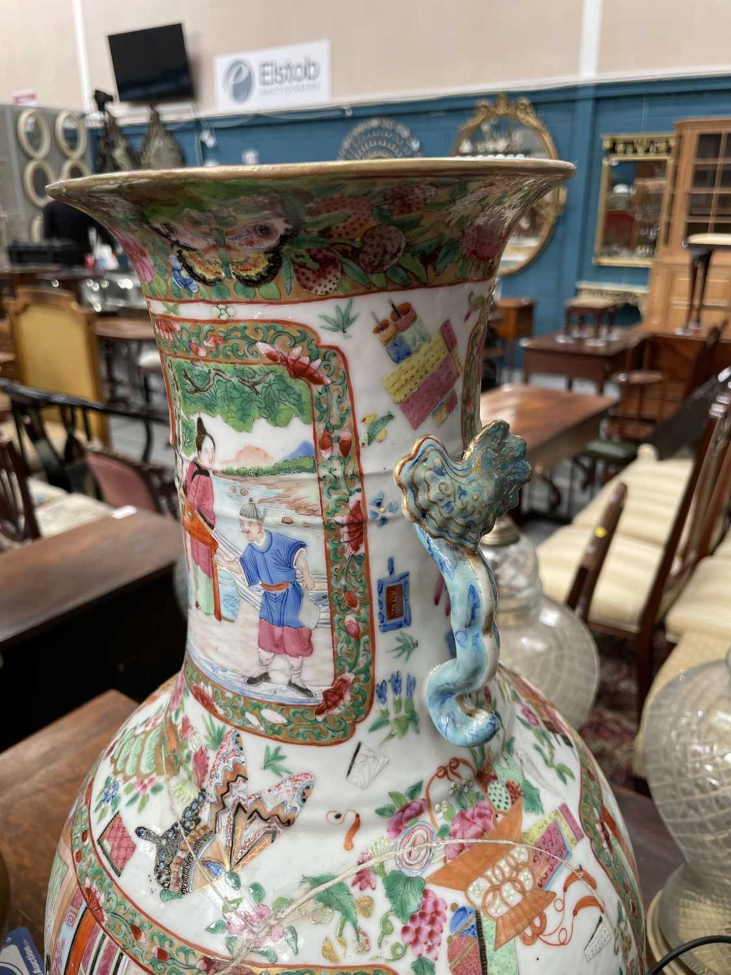 A CANTONESE LARGE FAMILLE ROSE VASE, EARLY 19TH CENTURY - Bild 3 aus 6