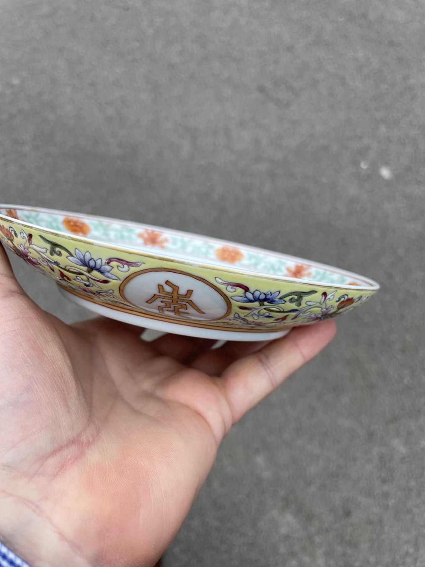 A CHINESE FAMILLE ROSE SAUCER DISH - Bild 8 aus 8