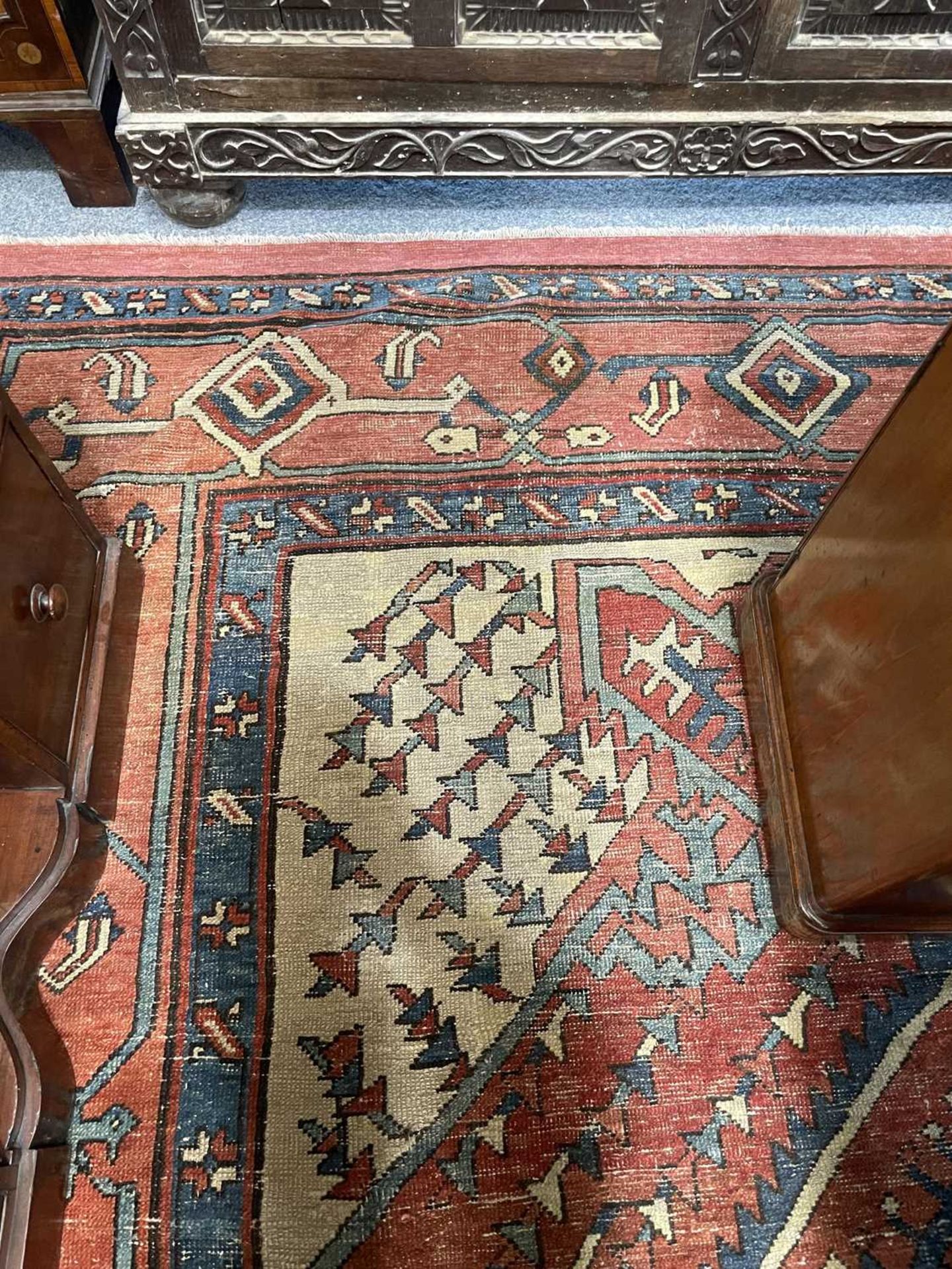 AN ANTIQUE SERAPI CARPET - Bild 4 aus 13