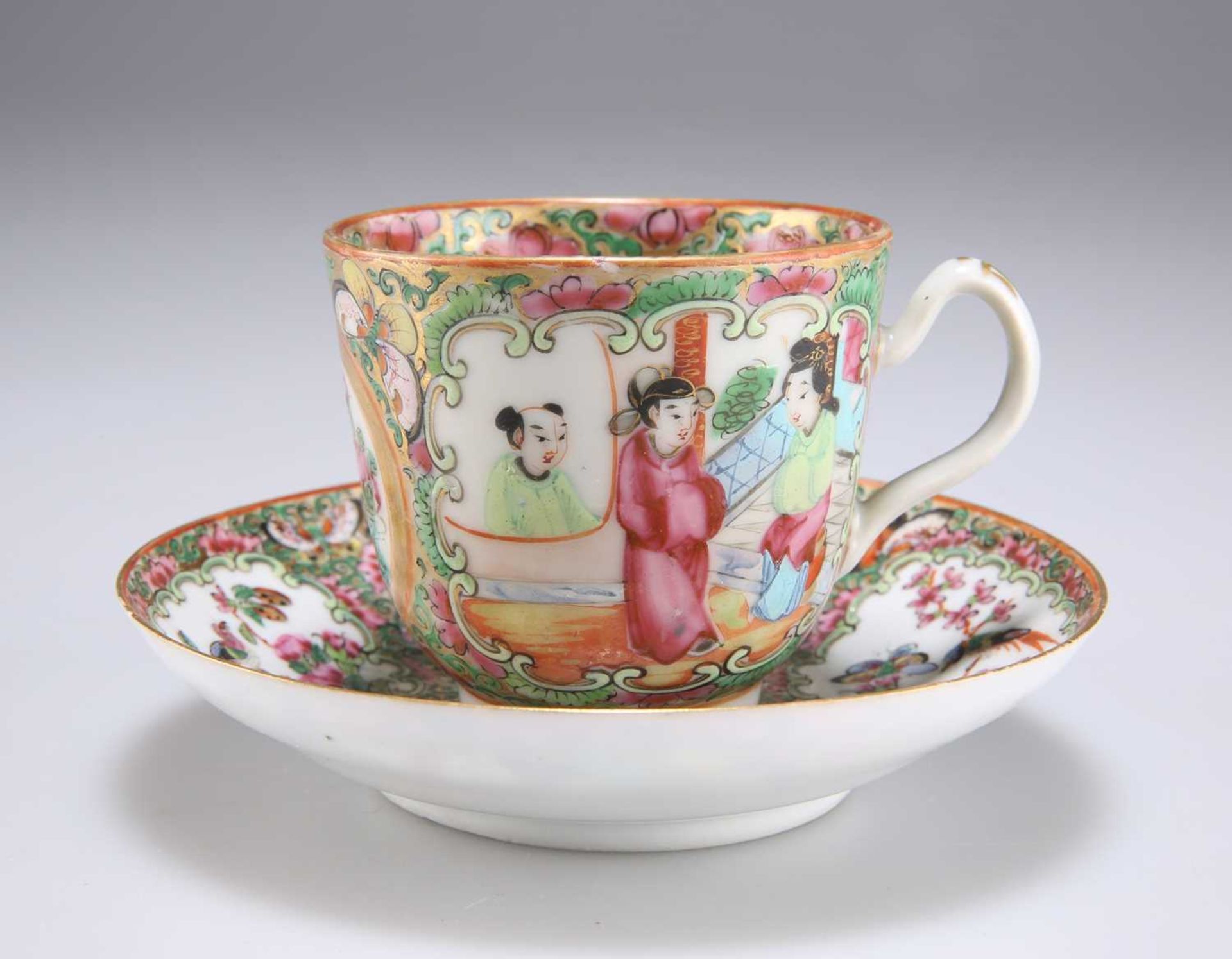 A 19TH CENTURY CHINESE FAMILLE ROSE CUP AND SAUCER - Bild 2 aus 6