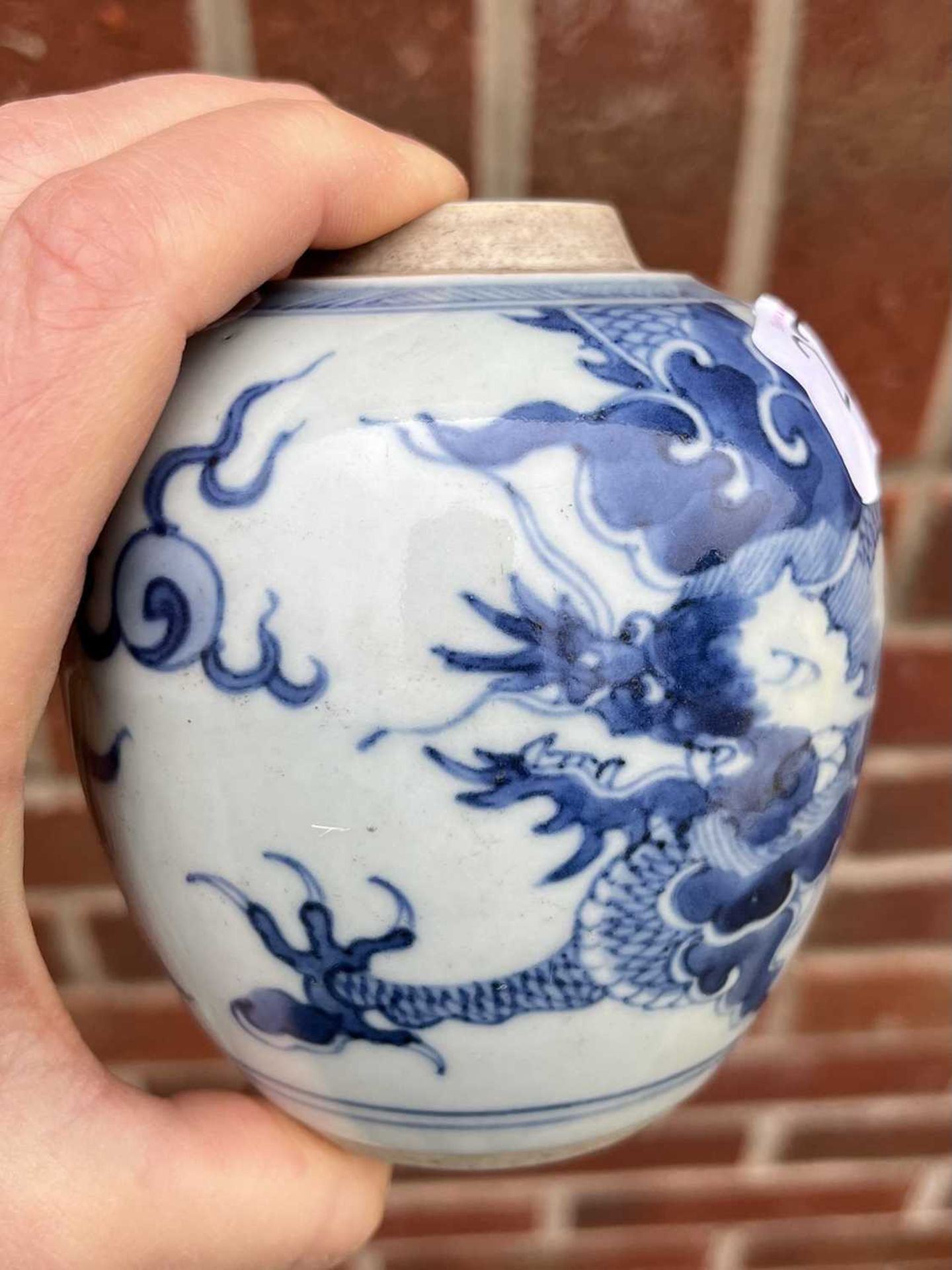 A CHINESE BLUE AND WHITE DRAGON JAR - Bild 6 aus 7