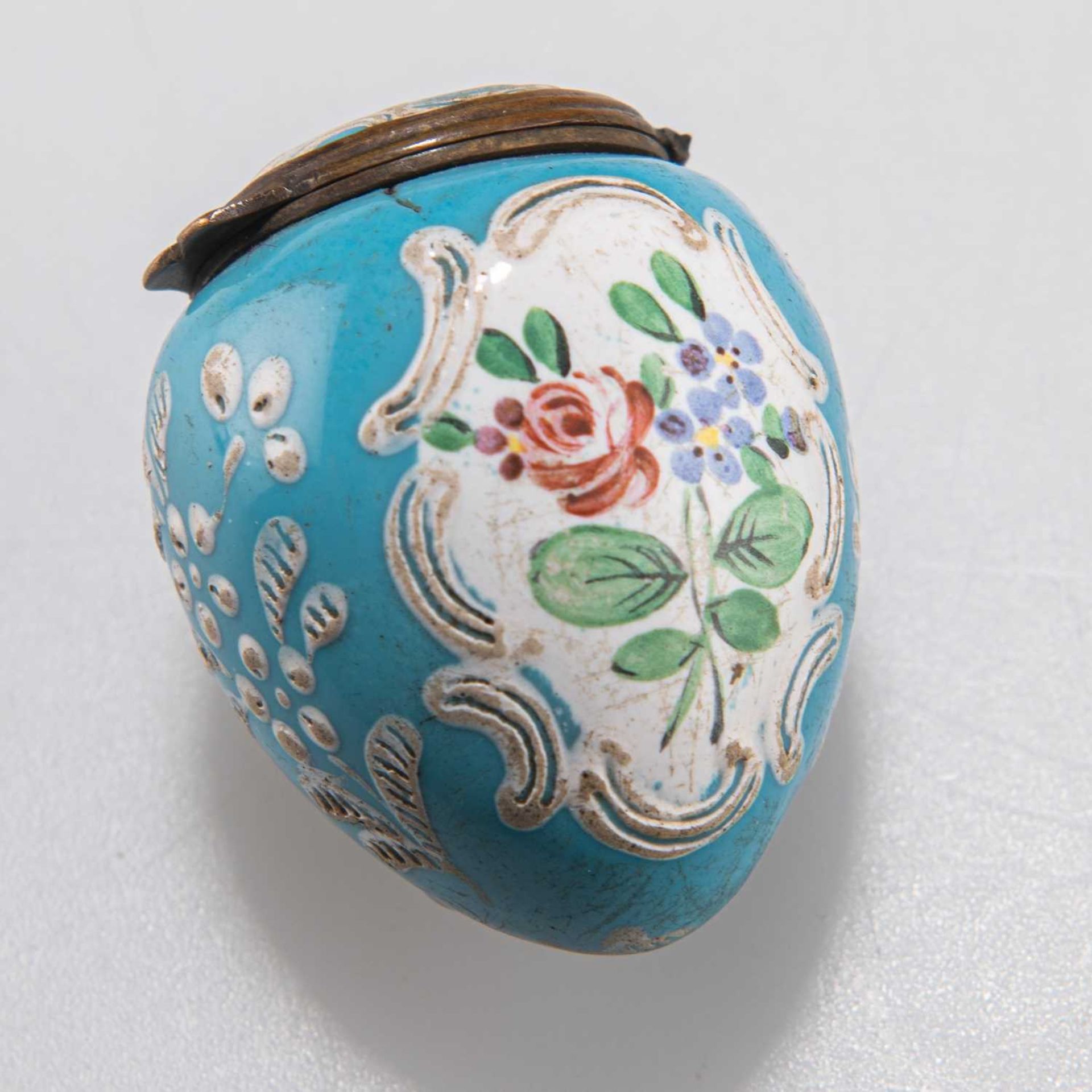 A BILSTON BLUE ENAMEL EGG-SHAPED BONBONNIÈRE, CIRCA 1770 - Bild 2 aus 2