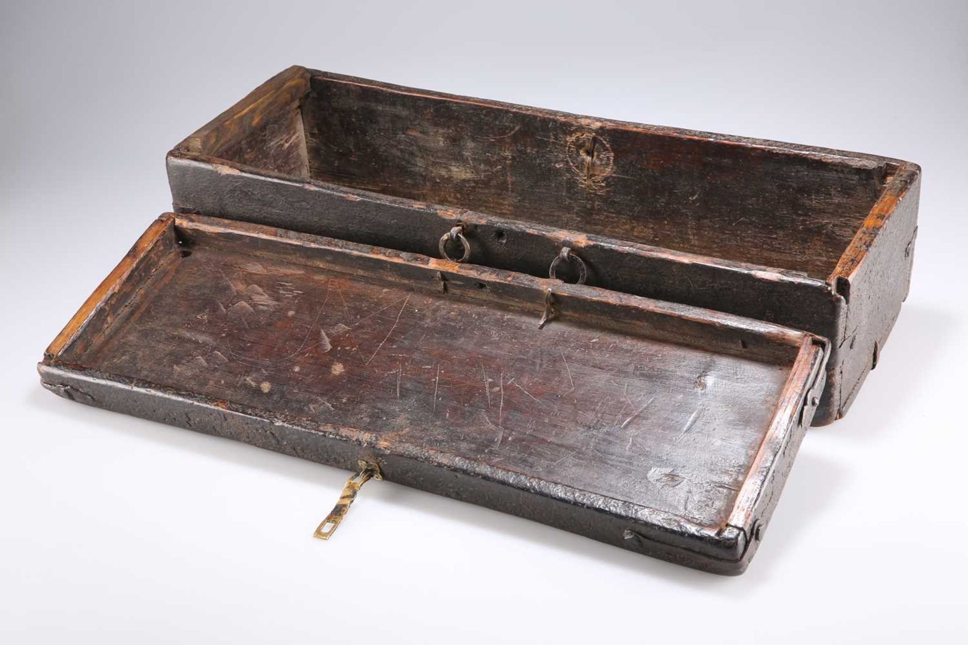 AN 18TH CENTURY PAINTED PINE BOX, POSSIBLY FOR A SCROLL - Image 3 of 3