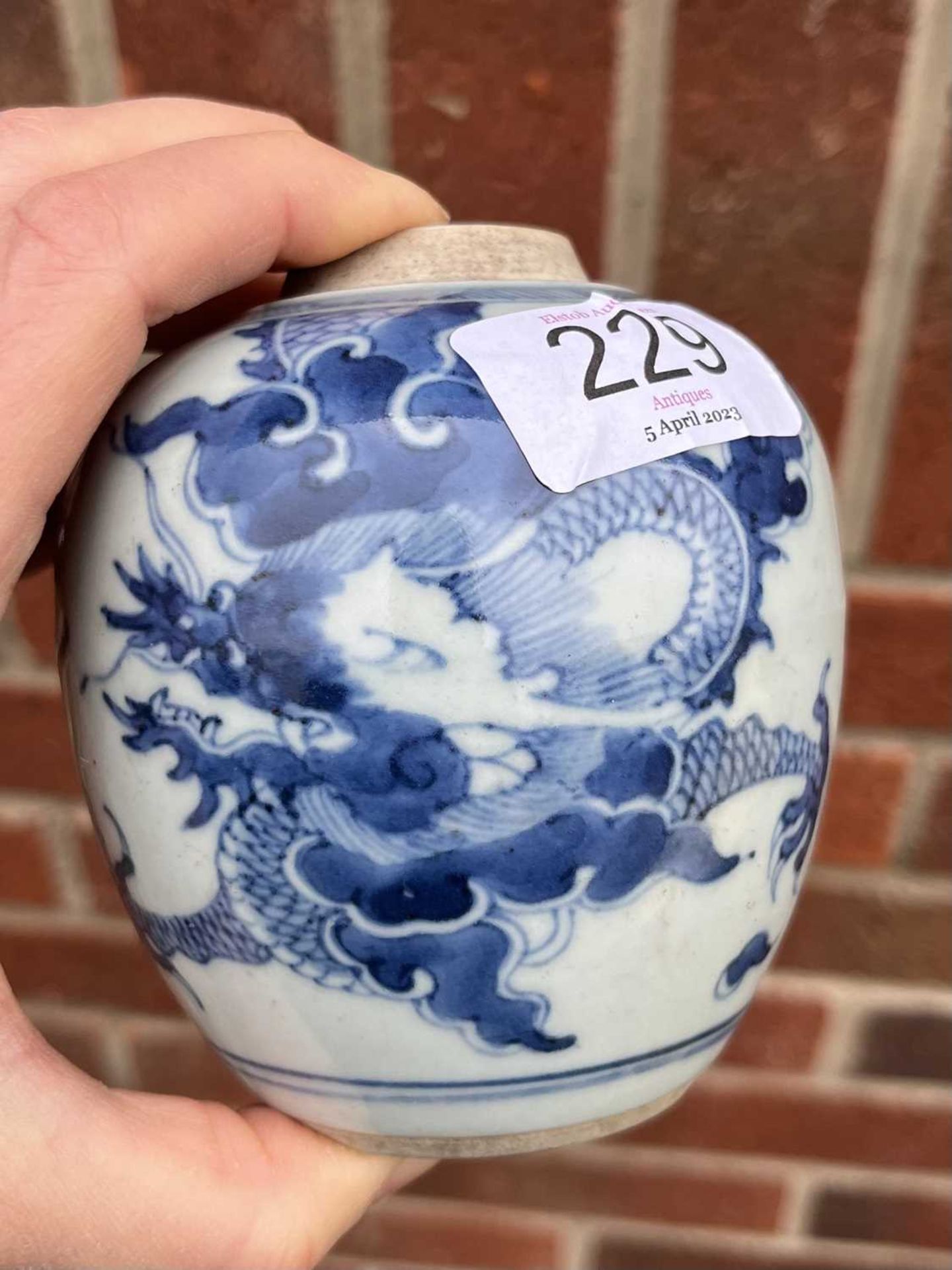 A CHINESE BLUE AND WHITE DRAGON JAR - Bild 2 aus 7