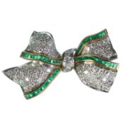 AN 18 CARAT WHITE GOLD EMERALD AND DIAMOND BOW BROOCH