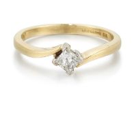 AN 18 CARAT GOLD SOLITAIRE PRINCESS-CUT DIAMOND RING