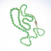 A JADE BEAD NECKLACE WITH A 9 CARAT WHITE GOLD DIAMOND-SET CLASP