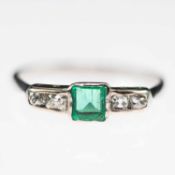 AN EARLY 20TH CENTURY EMERALD AND DIAMOND RING