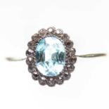 AN EARLY 20TH CENTURY AQUAMARINE AND DIAMOND CLUSTER RING