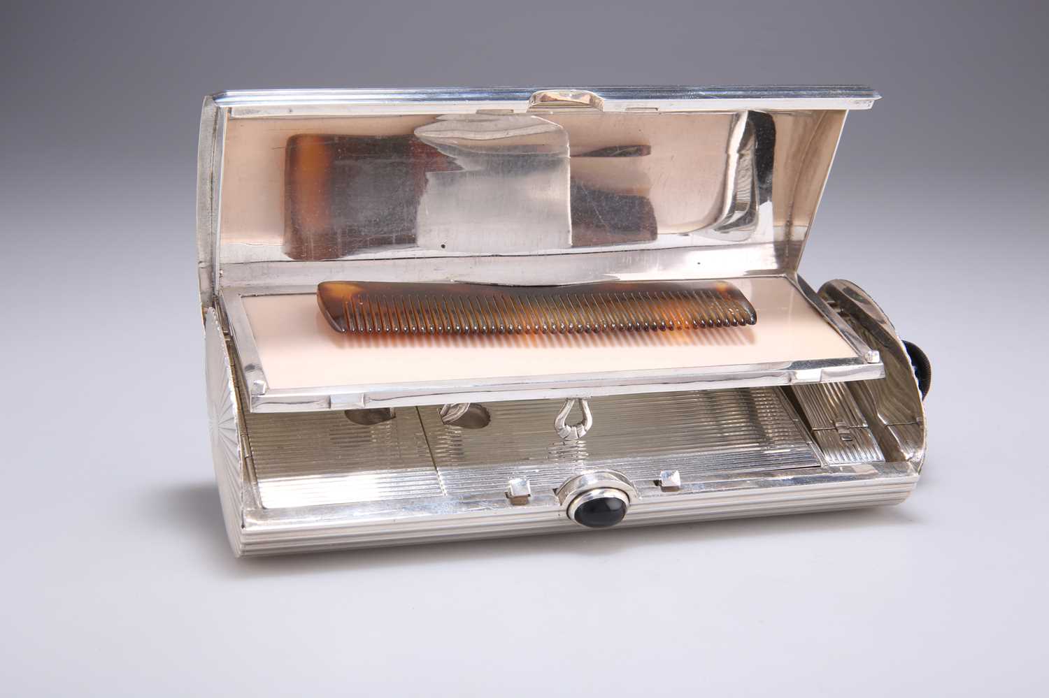 GUCCI - A SILVER MINAUDIÈRE EVENING CLUTCH PURSE, CIRCA 1960S - Image 4 of 4