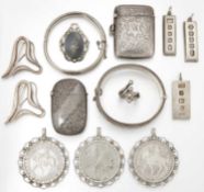 A GROUP OF SILVER JEWELLERY AND TWO SILVER VESTA CASES
