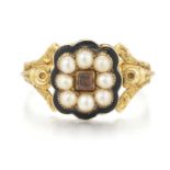AN 18 CARAT GOLD WILLIAM IV ENAMEL AND SPLIT PEARL MOURNING RING