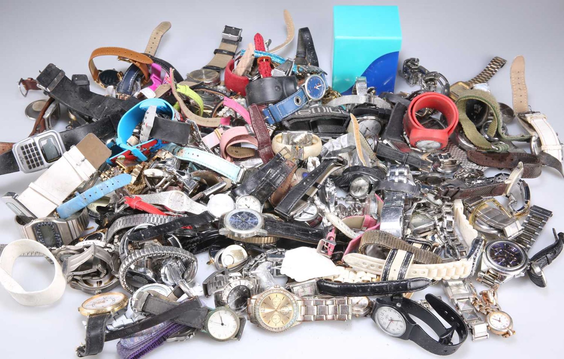 A LARGE QUANTITY OF FASHION WATCHES