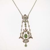 AN ANTIQUE STYLE PERIDOT PENDANT NECKLACE