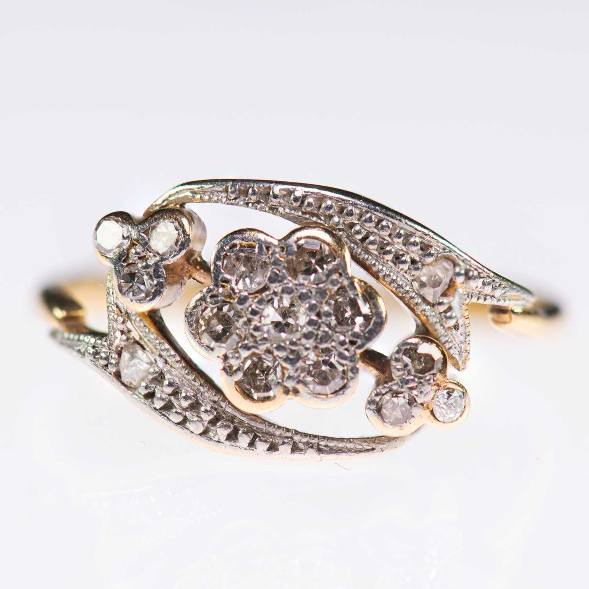 A DIAMOND CROSSOVER CLUSTER RING