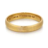 A 22 CARAT GOLD BAND RING