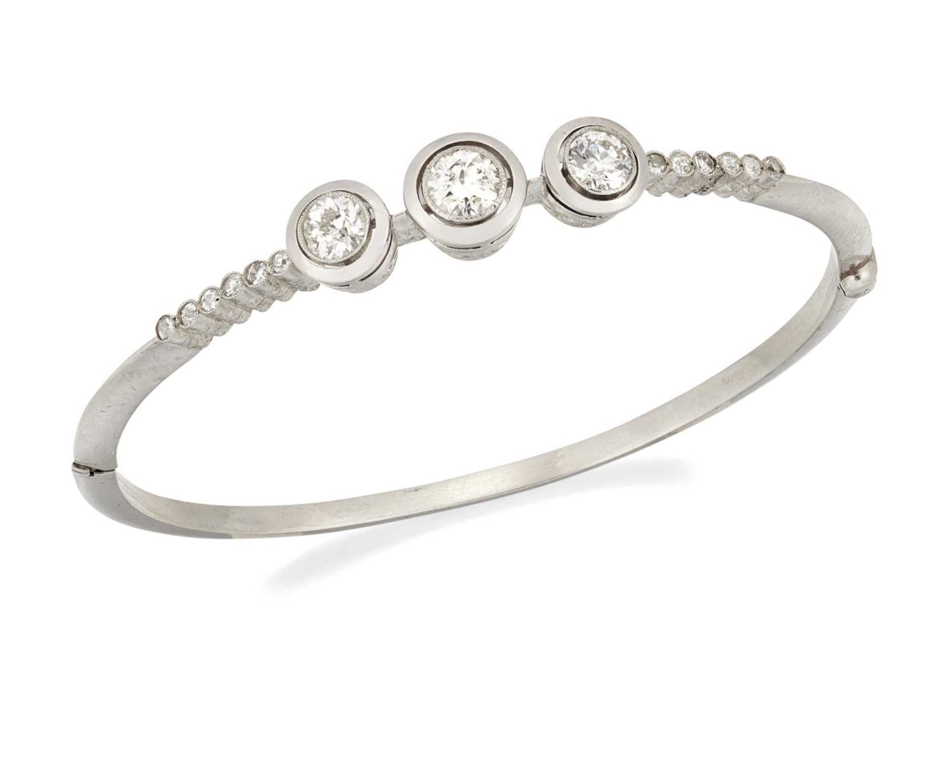 A DIAMOND HINGE OPENING BANGLE