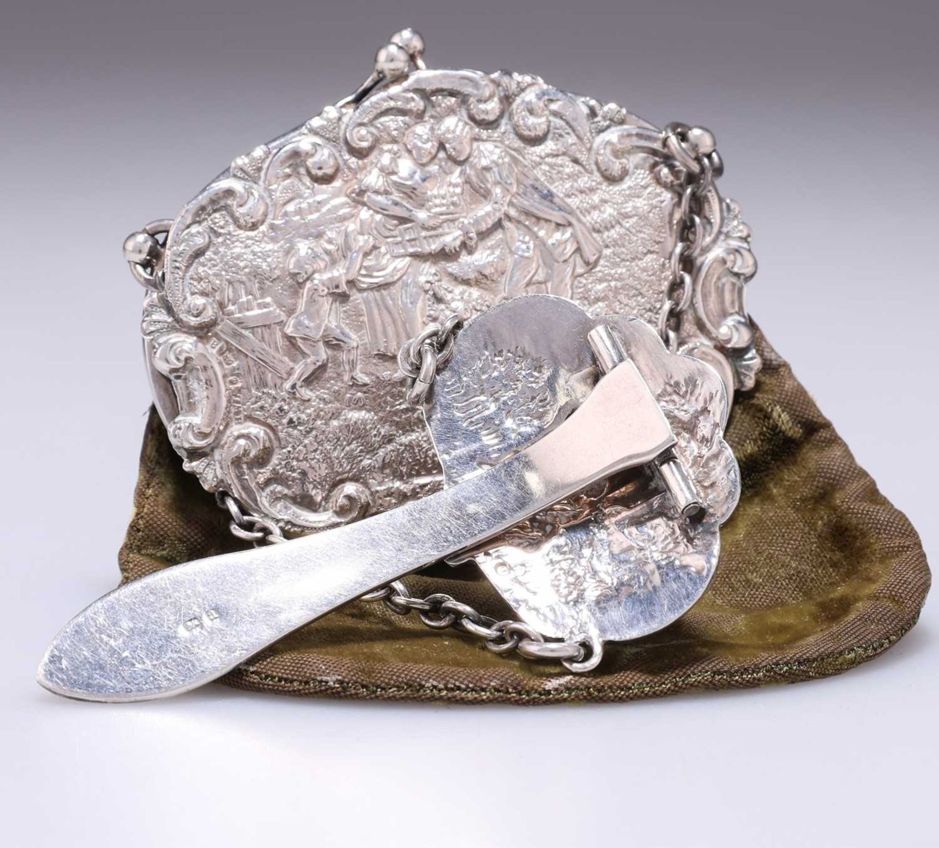 A LATE VICTORIAN SILVER-MOUNTED PURSE AND CLIP - Image 3 of 3