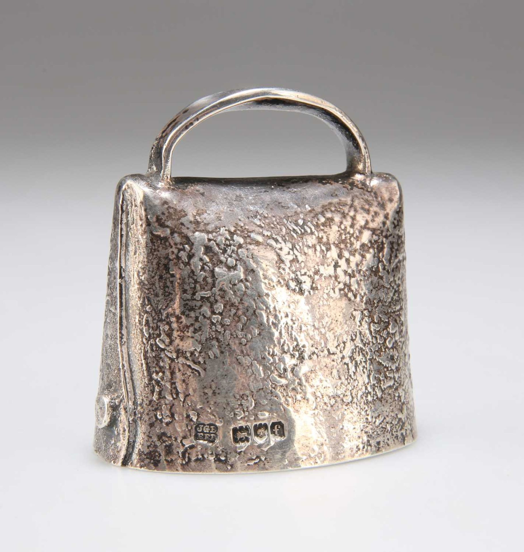 AN EDWARDIAN TEXTURED SILVER COWBELL