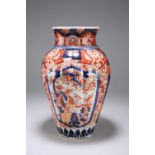 A JAPANESE IMARI VASE, 19TH/20TH CENTURY